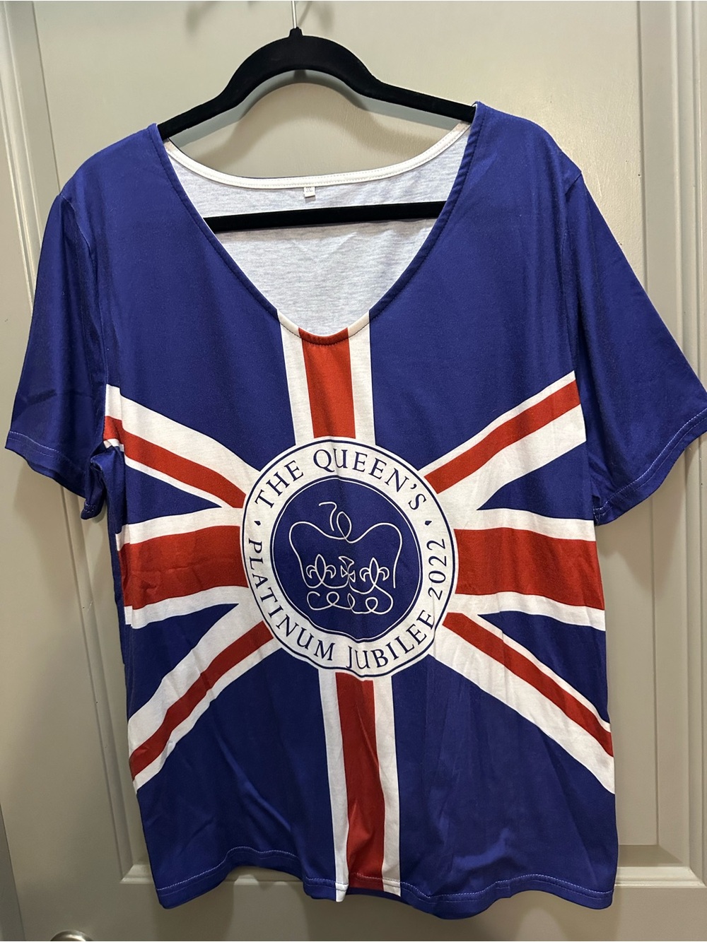 Souvenir V-neck Tee Celebrates the Queen’s Platinum Jubilee in 2022